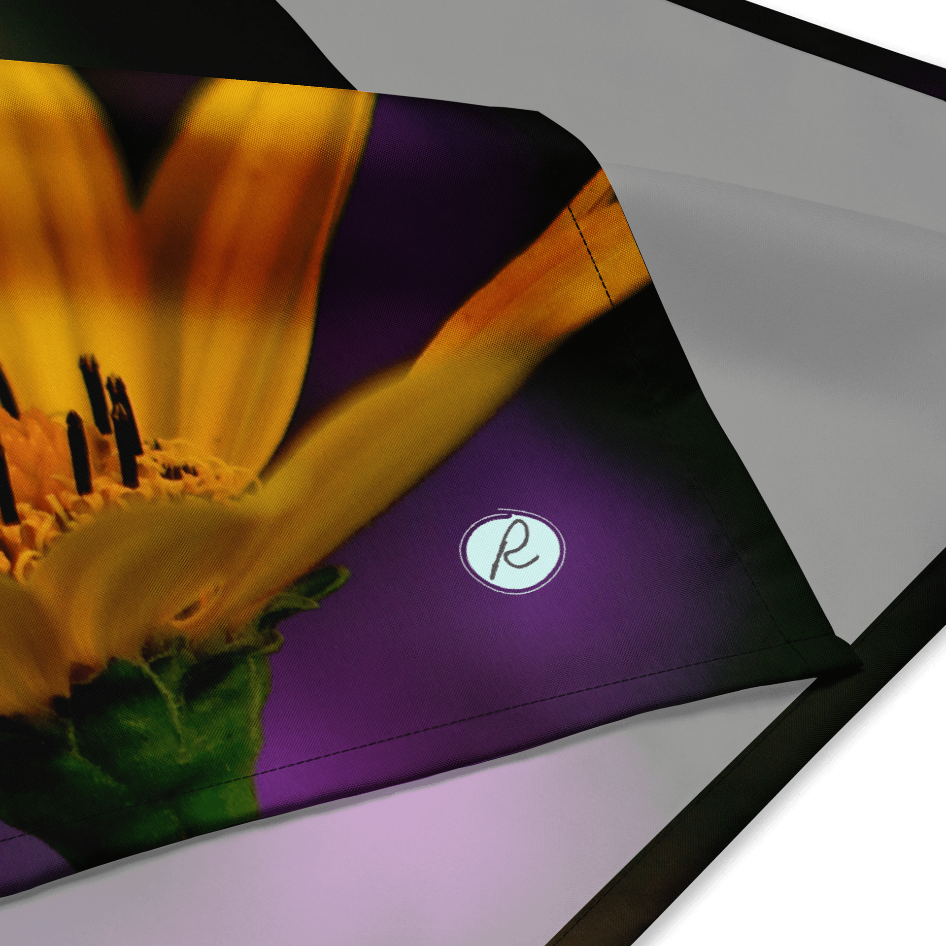 Bandana Tuch - leuchtend gelbe Blüte vor violettem Hintergrund product image (4)