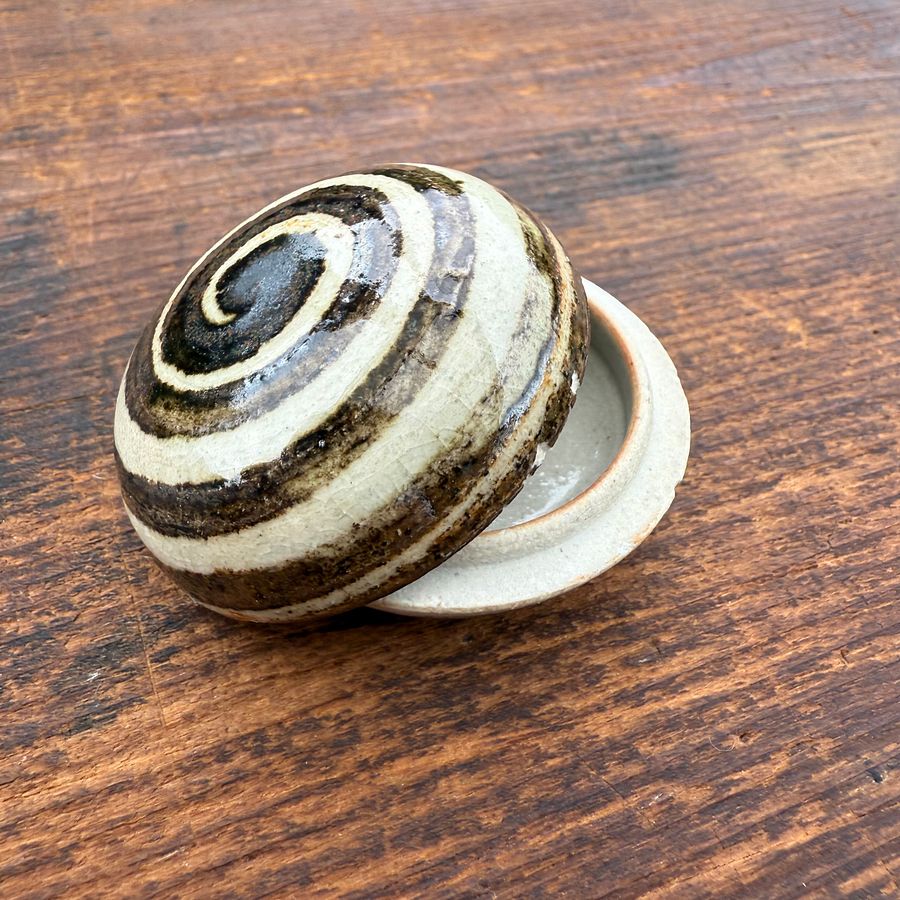 🎎 Ceramic Incense Powder Holder with Swirl Lid – Japan Antique Roadshow product image (1)