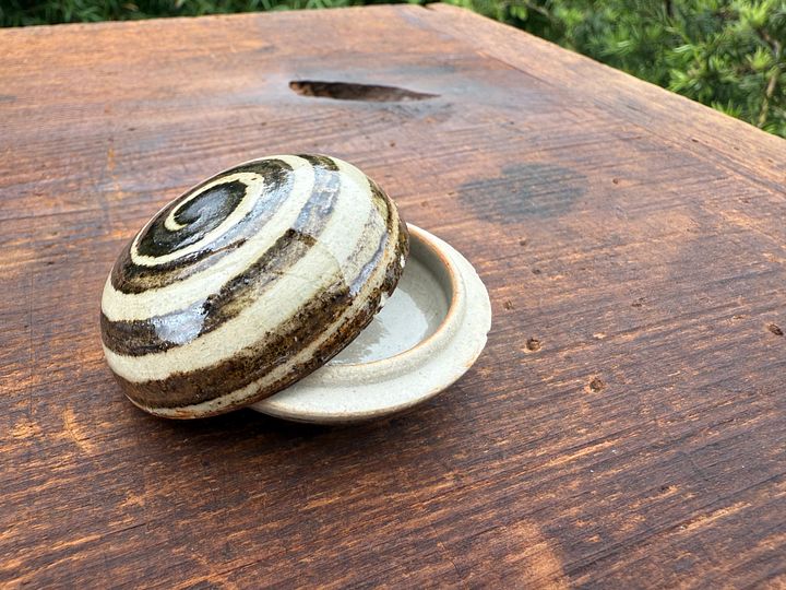 🎎 Ceramic Incense Powder Holder with Swirl Lid – Japan Antique Roadshow product image (2)