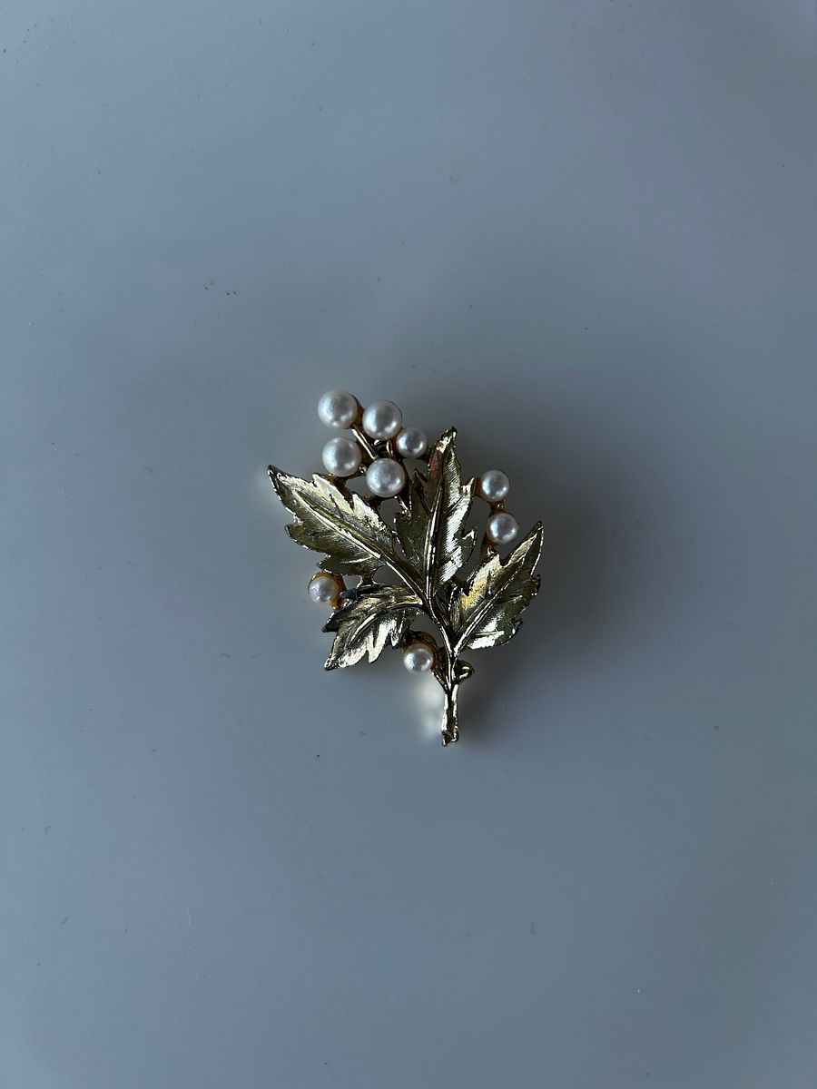 Vintage Gold Tone Leaves Faux Pearls Brooch product image (1)