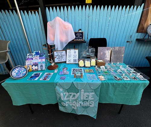 Come hang out tonight at @georgiesbarap for the Sapphic Social Summer Send Off! We’re here 5-8pm having drinks + a good time 💙