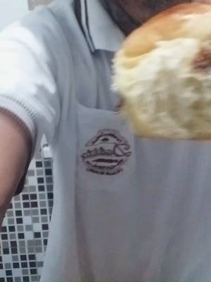 PAN DE BOLLOS NAVIDEÑOS CON CHISPAS DE CHOCOLATE 🎄✨ Bollos Navideños con Chispas de Chocolate: Una Delicia para Vender y Disfrutar ✨🎄  Descubre cómo preparar unos irresistibles bollos navideños con chispas de chocolate, perfectos para disfrutar en familia o para emprender estas fiestas. Esta receta no requiere pirotines, puedes empacarlos fácilmente en bolsitas navideñas y convertirlos en un regalo o producto para la venta.    🎅 Ingredientes Mágicos para tus Bollos Navideños 🎁   🧺 Base de la masa:  🥣 1 kg de harina 000  🧈 100 g de margarina  🥛 320 ml de leche mezclada con agua  🍳 2 huevos   🥄 50 g de levadura fresca  🌼 1 tapita de esencia de vainilla  🍞 1 tapita de esencia de panettones  🟡 Colorante amarillo (opcional)    🍫 230 gr de  Chispas de chocolate   🍬 300 g de azúcar