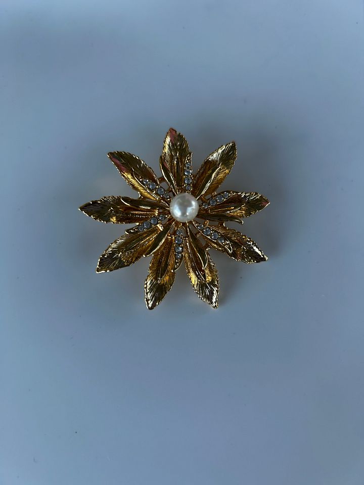 Vintage Gold Tone Flower Leaves Rhinestone Faux Pearl Brooch product image (2)