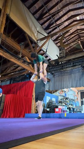 workin new skills with @daniela.travieso 😎
•
•
#sanca #ecta #circus #acro #handtohand
