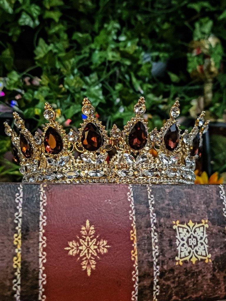 The Armored Kingdom Eternal Dark Amber Crown (Gold) product image (2)