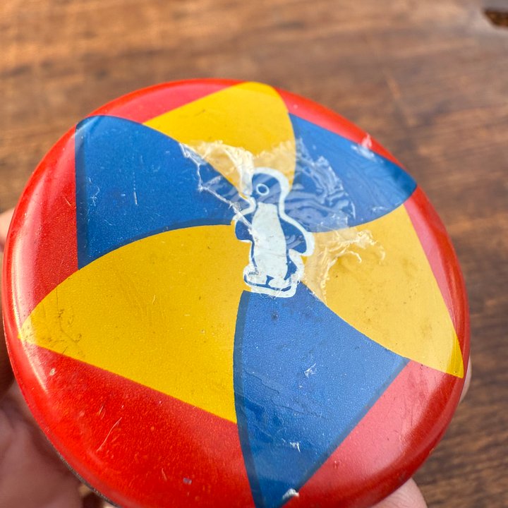 🎎 Vintage Japanese Tin Yo-Yo with Penguin & Pinwheel Design – Showa Era – Japan Antique Roadshow product image (2)