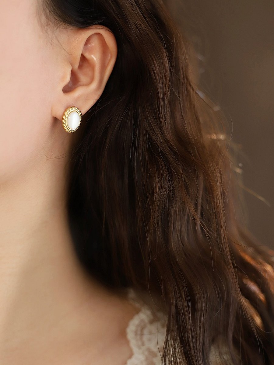 Vintage Oval Pearl Stud Earrings | 18K Gold Plated product image (7)