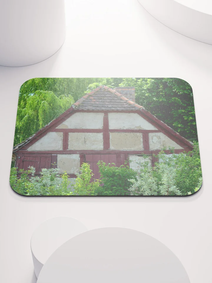 Mauspad - Lehmhütte versinkt im romantischen Bauerngarten product image (1)