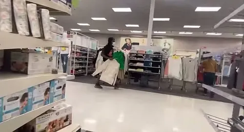 Putting shirts 👕on da rack prank FULL VIDEO INBIO ‼️ SHOUTOUT @dm_t.v 

#prank #funnypranks #prankvideo #walmartpranks #memes...