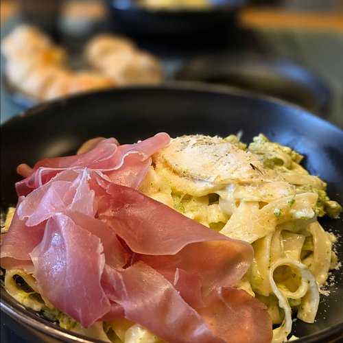 After an enjoyful week with friends, we can finally have a nice date night just to ourselves 

| Baked camembert pasta alfred...