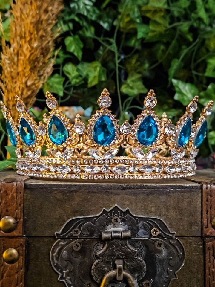 The Armored Kingdom Vivid Skyborn Blue Sovereign Crown (Gold) product image (1)