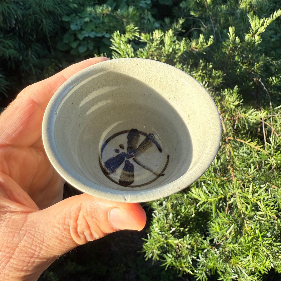 🎎 Japanese Ceramic Teacup with Dragonfly Motif – Mid-Showa Era – Japan Antique Roadshow product image (9)