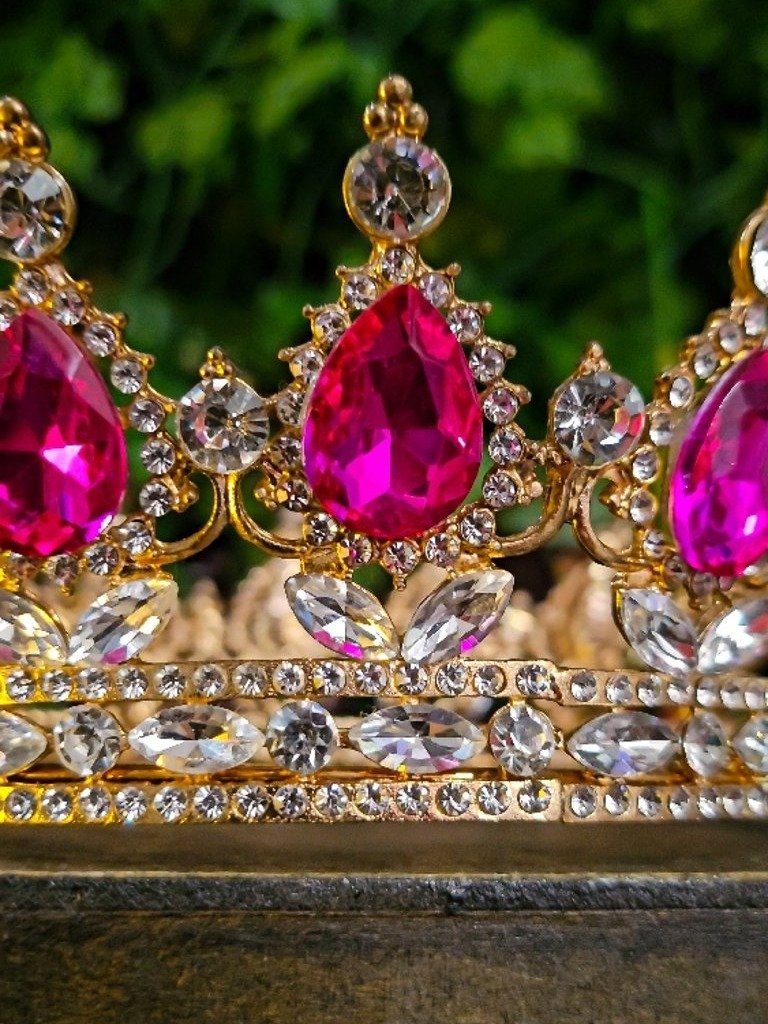 The Armored Kingdom Deep Rosethorn Pink Crown (Gold) product image (2)