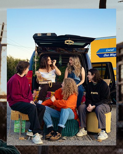 homemade haircuts, homemade set, homemade chaos ✂️
episode one of shitty car sessions featuring @homiehaircuts is live 🎥

📸: ...