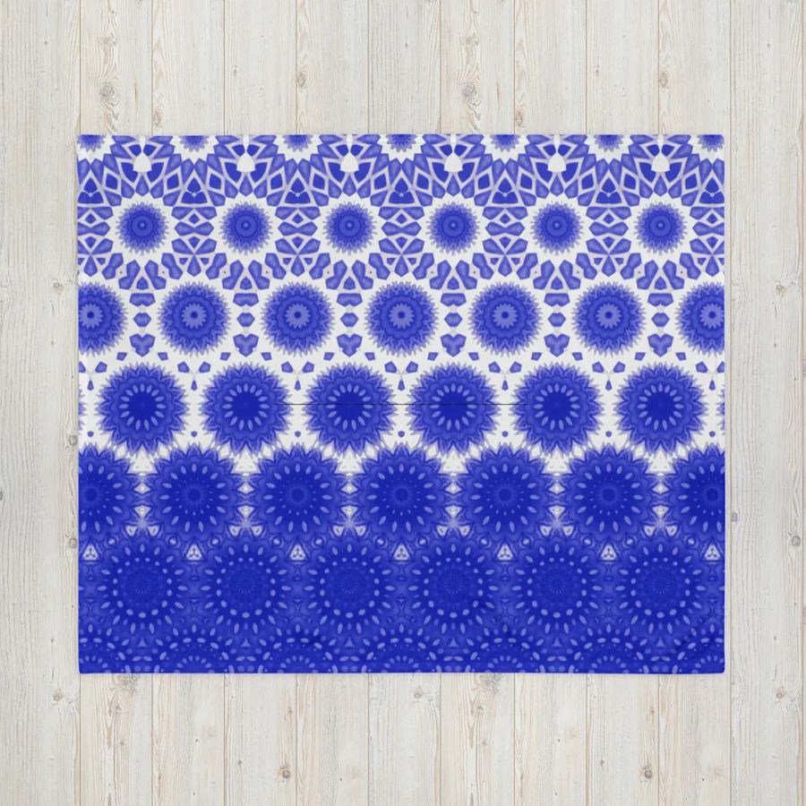 Blue & White Daisy Seamless Patterned Throw Blanket product image (7)