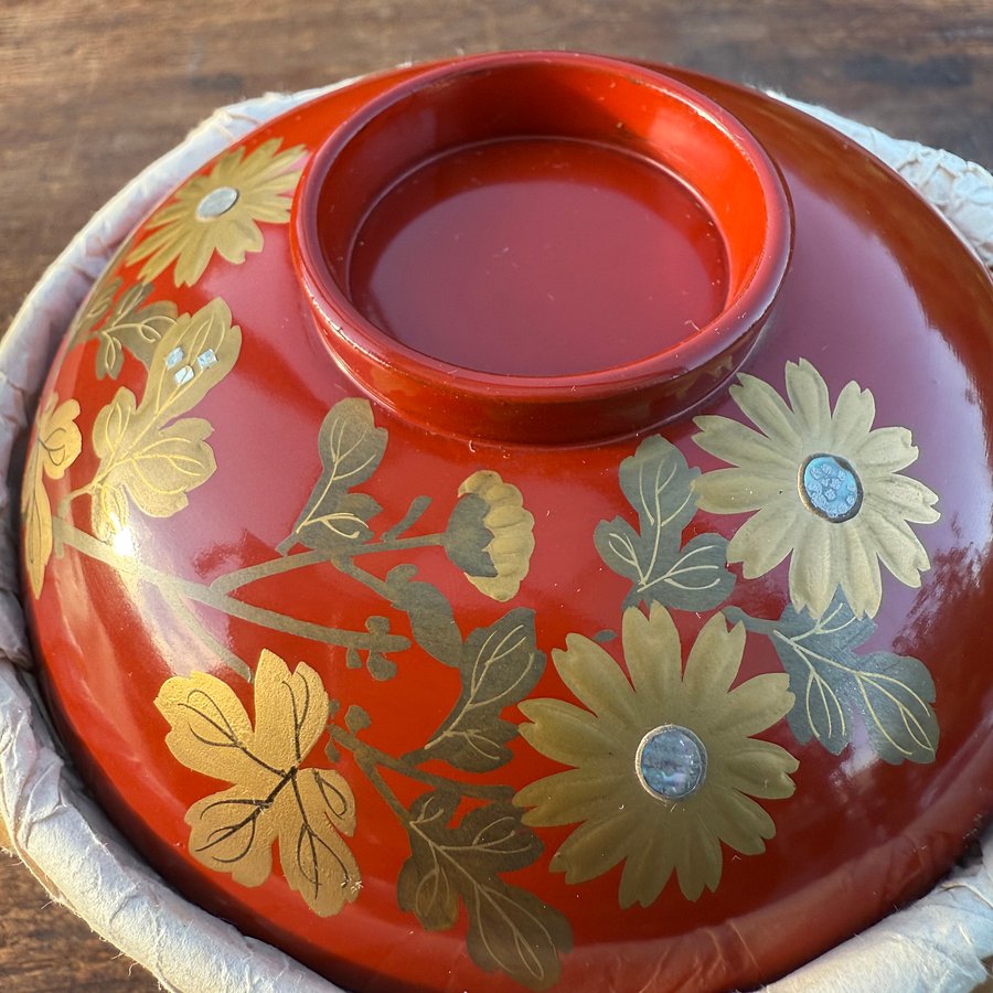 🎎 Japanese Lacquered Owan Bowl with Stylized Floral Motif – Japan Antique Roadshow product image (8)