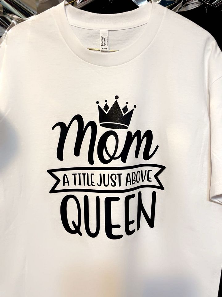 Mom A title just above Queen product image (1)