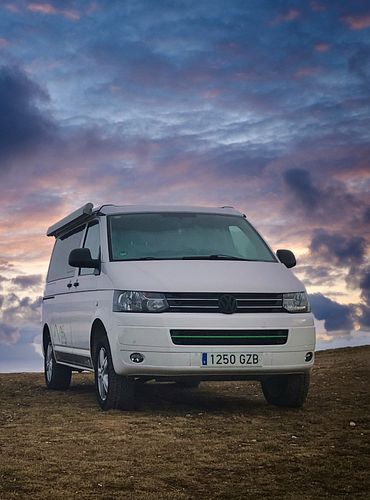 ✨ ¿Cuál fue tu primera furgo? 🚐
Te cuento la mía: una Volkswagen California Beach 4Motion. Tracción total, techo elevable, as...