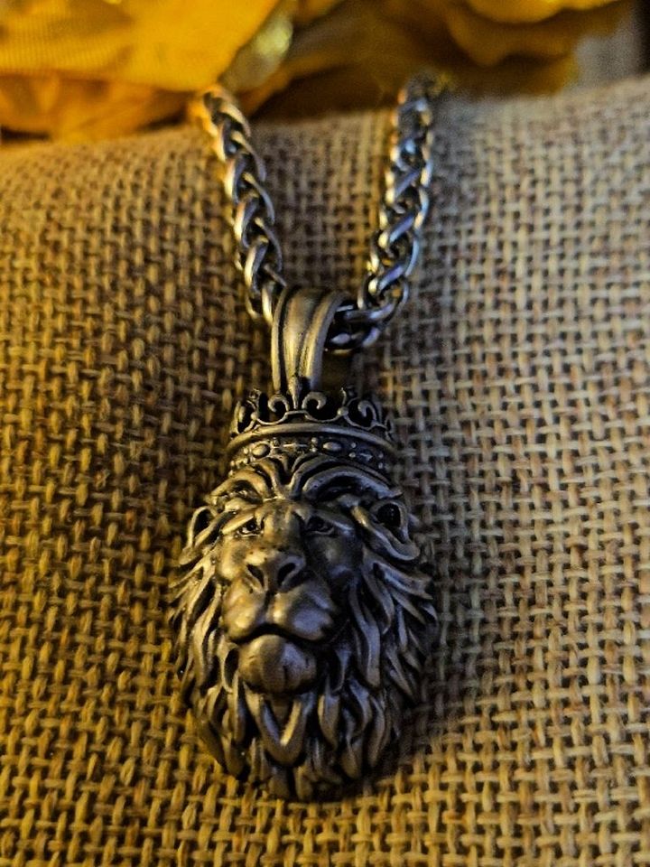 The Armored Kingdom Regal Roar Necklace product image (1)