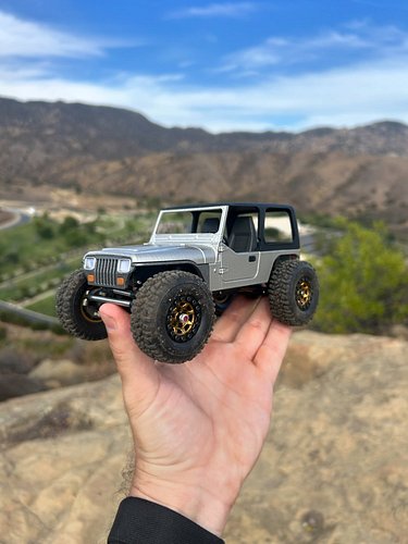 Not only did I get to meet @wt_micro this weekend, I got to play with his toys 🥰  #scx24 #rccrawler #jeep