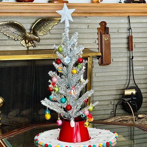 It’s starting to look real festive around here ✨🎄🎁
#christmas #christmasdecor #kitsch #kitschmas #spaceagedecor #midcenturymo...