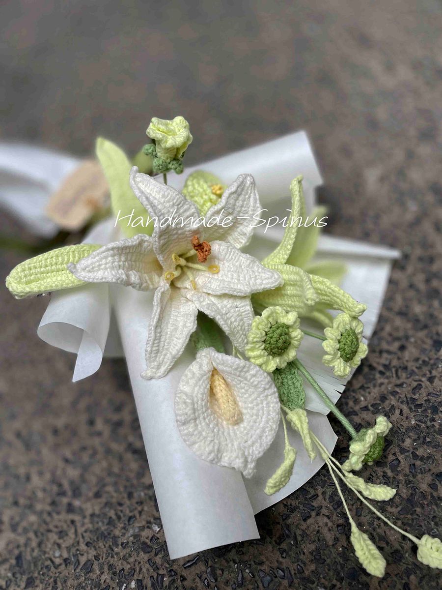 Love in Gold & White Crochet Knit Bouquet product image (5)