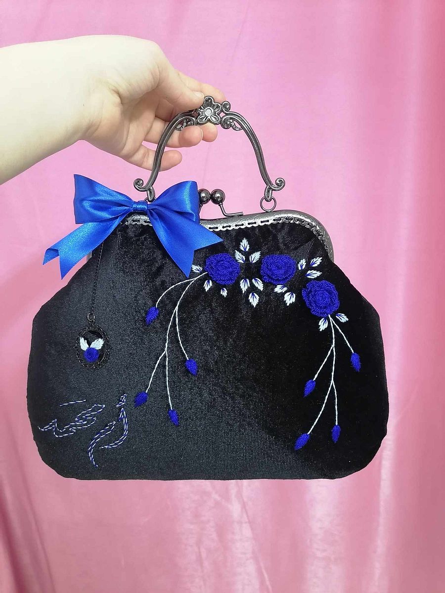 Velvet vintage handbag product image (5)