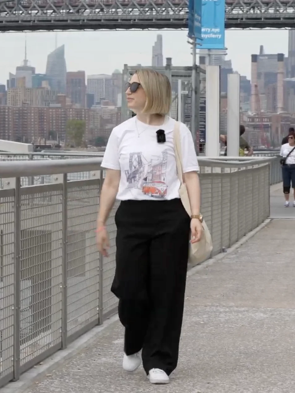 Williamsburg Bridge Tee in red and purple artwork product image (1)