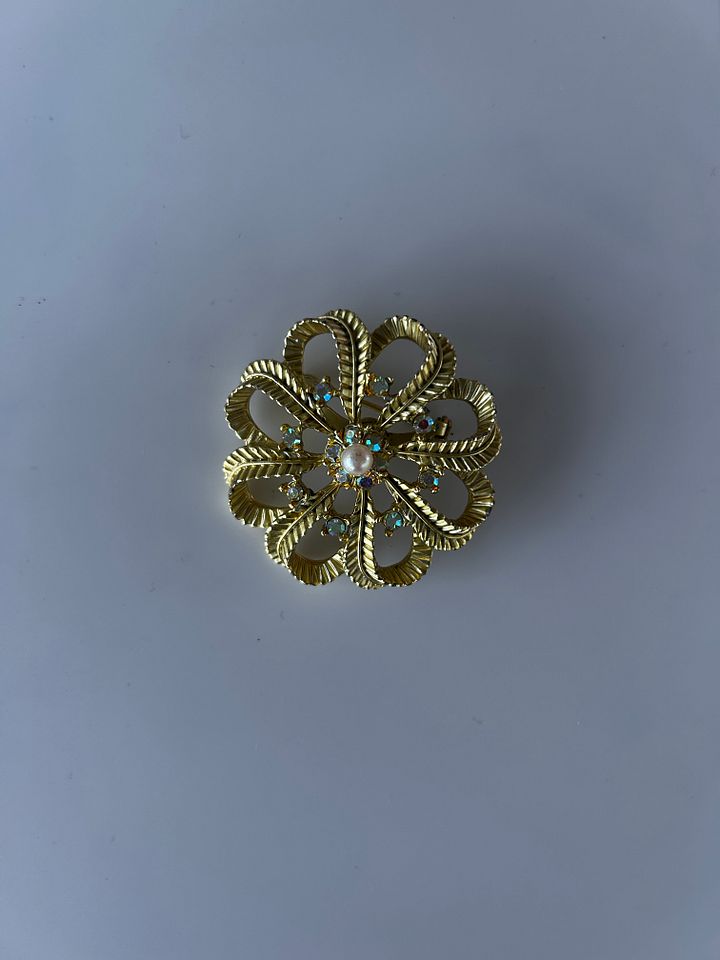 Vintage Gold Tone AB Rhinestones Faux Pearl Flower Brooch product image (1)