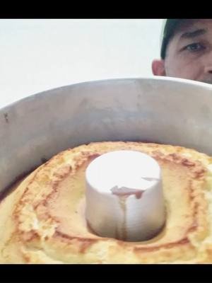 TUTORIAL TORTA DE YOGURT SIN GLUTEN Esta torta de yogurt sin gluten es una receta simple, rápida y deliciosa, ideal para toda la familia. La harina de arroz aporta una textura liviana, mientras que el aceite hace que el bizcocho quede más húmedo y esponjoso. Puedes usar cualquier sabor de yogurt y la esencia de vainilla para darle un toque aromático especial. Perfecta para quienes evitan el gluten o buscan opciones saludables.   Ingredientes:  3 huevos   2 tapitas de esencia de vainilla   350 g de yogurt (cualquier sabor)   200 g de harina de arroz   12 g de polvo de hornear   30 g de aceite (puede ser girasol, maíz o neutro   80 gr de azúcar    Opcional: azúcar a gusto si el yogurt no es dulce