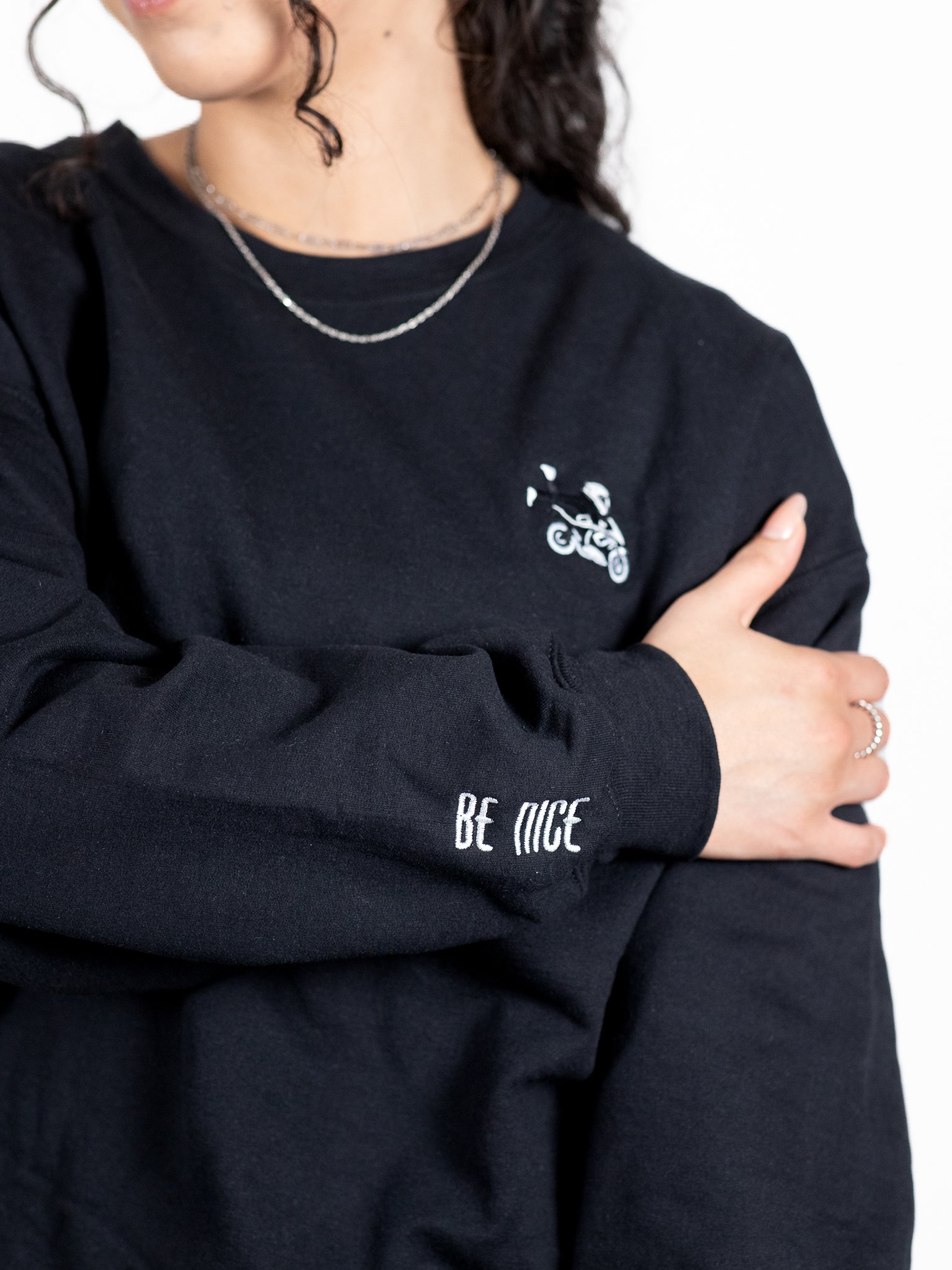 Mimi Nick Embroidered Crew Neck product image (3)