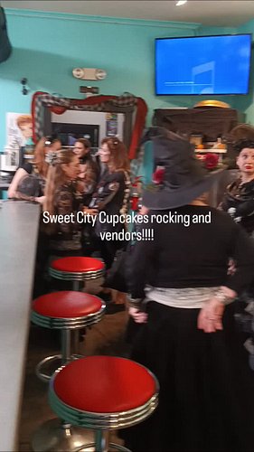 @thesweetcitycupcakes vendors, live music and tasty treats for #Westkingwednesday