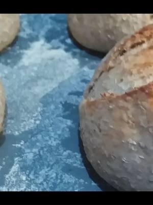 PAN CASERO CON TECNICA EFICIENTE Hoy te traigo un pan casero espectacular hecho con la técnica de autólisis, una forma sencilla donde la masa prácticamente se amasa sola. Solo con dos pliegues y un poco de paciencia, obtuve un pan redondo con un gran rompimiento y miga aireada. Lo mejor es que cualquiera puede hacerlo en casa, no hace falta experiencia en panadería. Te enseño paso a paso cómo lograr este resultado increíble.   👉 Con esta técnica tus panes saldrán más ligeros, sabrosos y fáciles de trabajar.  👉 Además, podés usar tanto levadura fresca como seca, ¡a tu gusto!    🥖 Ingredientes   🌾 900 g harina 000   🌾 100 g harina de salvado o integral   🧂 20 g sal   🍬 20 g azúcar   🫒 20 g aceite  Para el esponjado:   🌾 2 cucharadas harina normal   🍬 1 cucharada extra de azúcar   🍞 25 g levadura fresca (o 20 g levadura seca)