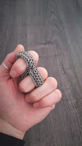 the stainless steel mobius in action. really love the fluid motion of this one.

#chainmaille #chainmail #mobius #möbius #fid...