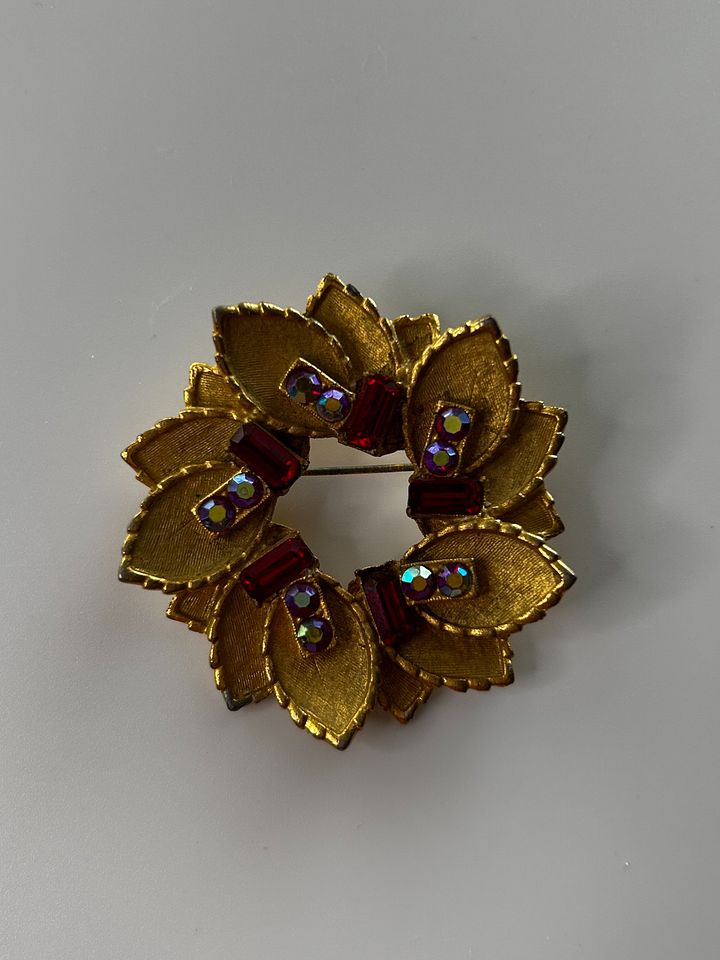 Vintage BSK Gold Tone Leaf Wreath AB Red Rhinestones Brooch product image (1)