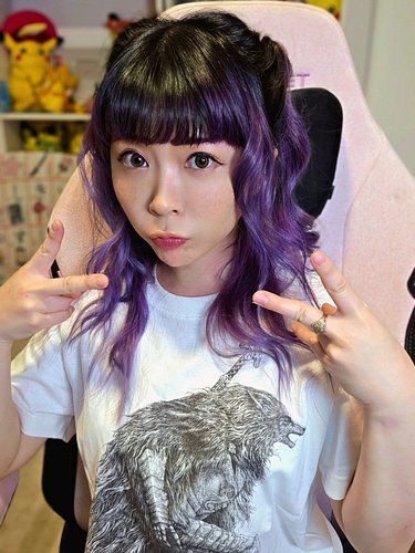 I blught Elden Ring Blaidd 🐺 T-shirt and Dark Souls Ring of Favor ✨💍✨ at Tokyo Game Show hehe
Parry Princess is back again! 
...