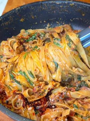 Creamy one-pan mushroom pasta 🍝✨ What you’ll need: 🍝 Tagliatelle 🍄 Mushrooms 🧅 Red onion + garlic 🌿 Spinach 🌞 Sun-dried tomatoes 🥛 Oat cream + veggie stock 🧀 Parmesan to serve 🌶️ Chili oil Everything cooks in one pot. Creamy, glossy sauce. Tender pasta. 10 minutes and you're in heaven 🤤🔥 𝐅𝐔𝐋𝐋 𝐑𝐄𝐂𝐈𝐏𝐄 𝐎𝐍 𝐌𝐘 𝐁𝐋𝐎𝐆 𝐃𝐫𝐯𝐞𝐠𝐚𝐧𝐛𝐥𝐨𝐠 𝐝𝐨𝐭 𝐜𝐨𝐦 (𝐋𝐈𝐍𝐊 𝐈𝐍 𝐌𝐘 𝐁𝐈𝐎) #onepotmeals #onepotpasta #pasta #quickrecipes #vegan                         