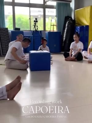 Grupo União Capoeira Taiwan 🇹🇼  Recording work 🎙️ 🎶 🎵  —————————  🇧🇷Capoeira卡波耶拉巴西戰舞🤸🏻 📍台北市 / 曼丁加運動空間  @mandingueirostudio  『成人課』 週四/晚上 20:00～21:30 『成人課』週五/ 晚上 20:30～22:00 『兒童課』週六 / 中午12:30～14:00 『動作課』週六 /晚上 19:00～20:00 📍新北市中永和 / 霍拉舞蹈教室  『兒童課』週四 / 下午16:30～17:30 📍苗栗頭份 / 喜躍舞蹈教室 『兒童課』週五 / 下午16:30～18:00 『成人課』週五 / 下午18:30～20:00 ＊其他課程、工作坊合作可私訊加菲老師唷＊ ✊🏾加菲老師： @parceirouniao  ✊🏻雪莉老師： @ sherry_perigosa  ✊🏽Ken老師： @ kenrelampago  ✊🏼勝學老師： @ sheng638  ✊🏾小瑜老師： @ abacaxi_uniao  ✊🏻歐森助教： @ ousonlee  ▪️卡波耶拉武術教學▪️卡波耶拉特技、體操▪️南美洲打擊樂器▪️葡萄牙文歌謠傳唱 ▪️工作坊開課 ▪️夏、冬令營 ▪️社團教學 ▪️商業演出 ▪️街頭演出  洽談請私訊 🖤🦾🏴 📍本團官方IG：  https://www.instagram.com/uniaocapoeiratw/ 📍本團官方網站介紹： https://uniaocapoeiratw.wixsite.com/capoeira ———————————————— #Capoeira #Taiwan #Brasil #GrupoUniãoCapoeiraTaiwan #MestreCalango #ParceiroClass #ParceiroLee #CapoLife #卡波耶拉 #巴西戰舞 #加菲老師 #兒童 #武術 #音樂 #體操 #體適能 #特技 #才藝 #烏尼歐卡波耶拉職業團體 #台灣 #巴西 #capoeiralife #capoeiralifestyle #capoeirataiwan #capoeiratraining #capoeiraworkout #capoeiravida #berimbau