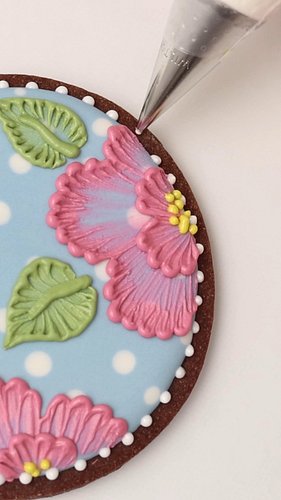 Learn more about the brush embroidery technique and how to decorate cookies with royal icing in the Cookie Art Club! 

#decor...