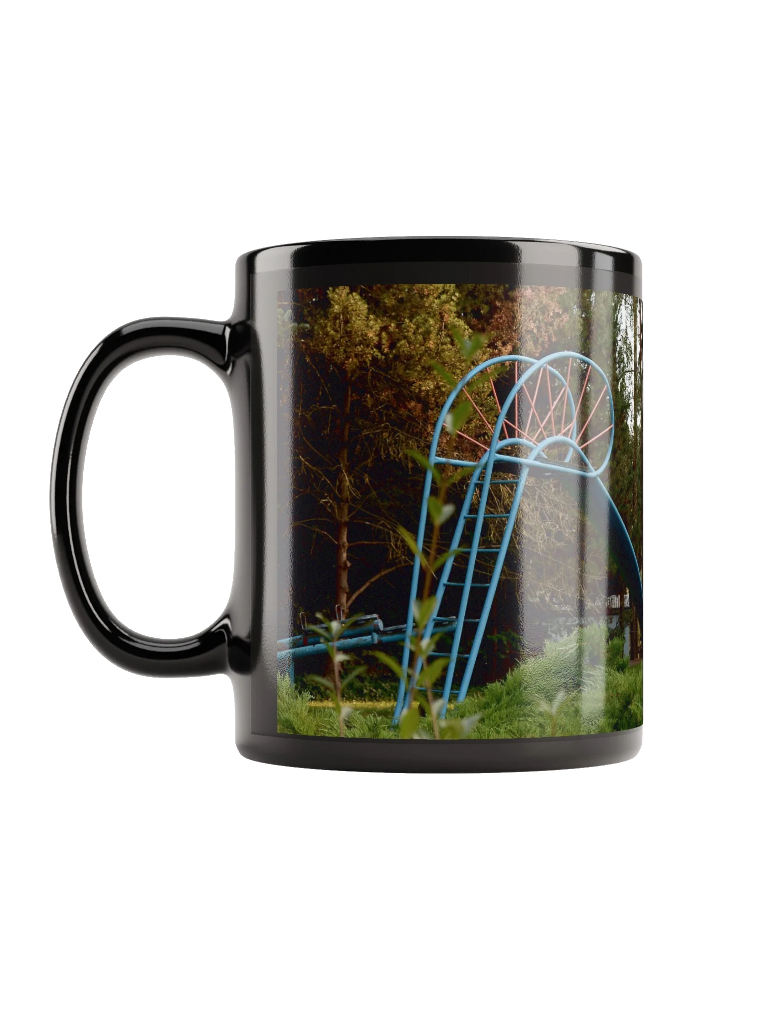 Keramiktasse schwarz - Verlassener nostalgischer Spielplatz im Wald product image (6)
