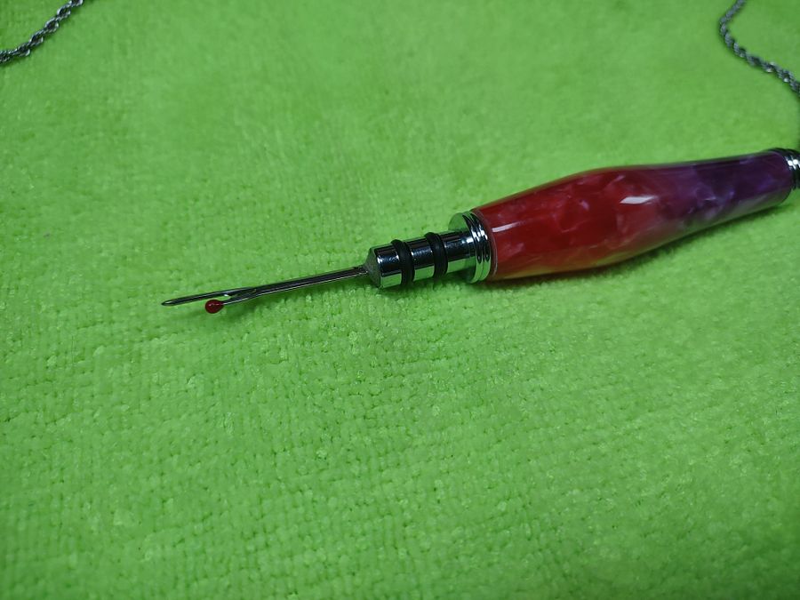 Ready to Rip: Magnetic Necklace Seam Ripper in Pink–Purple Gradient product image (5)