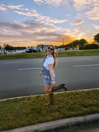 my first NASCAR race! 🏁 

Thank you to our good friend @gghost2424_ for introducing us to it ❤️ can't wait for the next one 😎🇺🇸