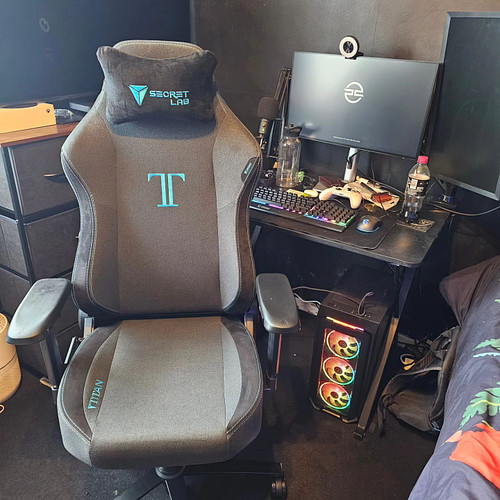 Hello #SecretLab 👋. Nice new #comfy chair for my #streaming sessions! ❤️❤️