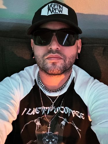 Vices & Vibes on a Friday night 👻

#vices #vibes #koffinkrew #undergroundfashion #gothstyle #gothicmodel #altfashion #emofash...