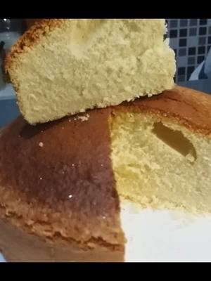torta_de_coco_sin_gluten ¿Te gustaría una torta de coco húmeda, suave y libre de gluten? En este video te enseño una receta súper fácil con pocos ingredientes y sin necesidad de harina de trigo. Perfecta para celíacos o para quienes buscan una opción más liviana y deliciosa. Con esta receta vas a poder hacer una torta esponjosa, con todo el sabor a coco. ¡Ideal para vender o disfrutar en casa!   🧾 Lista de ingredientes:   🥚 5 huevos   🍬 180 g de azúcar   🌴 1 tapita de esencia de coco   🥥 15 g de coco rallado   🌽 200 g de maicena    🔥 Horneado: ⏱️ 50 minutos  🌡️ Horno a 180 °C (horno precalentado)