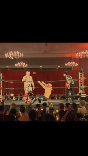 A cheeky grapple at the gala.
Freddie Mercurio vs Clash Kincaid is now live on the Demand Lucha YT channel (link in my story).