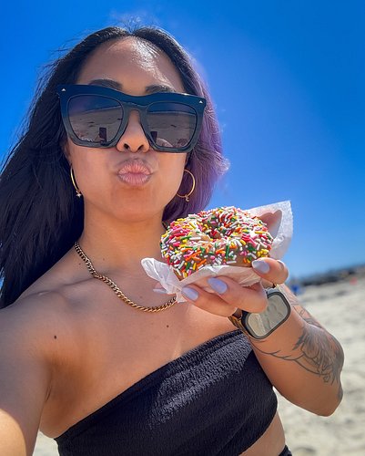 Shoutout to momma Sunshine for the beach snacks 😚 We stay eating wherever we go 🌊 

🍩 Vegan sprinkle donut
🫐 Açaí bowl 
🍭 Tam...