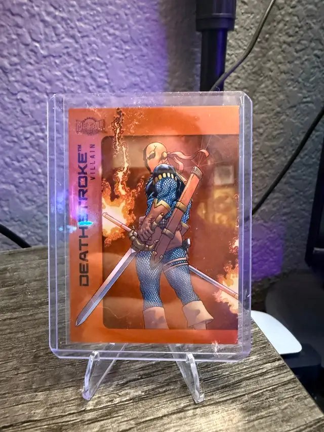 🔥 Ripped the new Batman Metal and pulled HEAT. Case hit and an /25 Deathstroke? Yeah… today was a W. 💪🎴 #TradingCards #BatmanMetal #CardCollector #HobbyPulls #DCComics