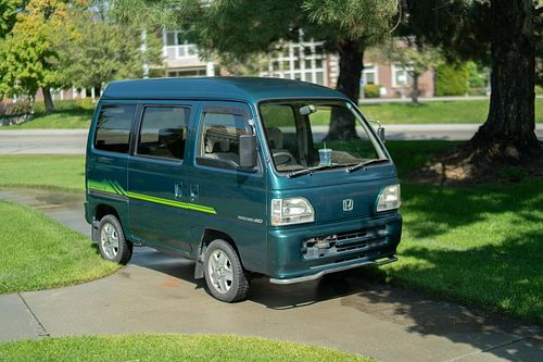 Green 1998 Honda Street Van for sale. 107,000km, manual 4wd with brown interior in great condition. DM for more info
#kei #ke...