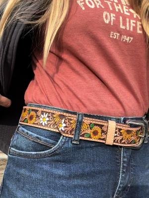 #CapCut my new belt from @fyimports #sunflowers #leatherbelt #belt #fashion #leather #handtooled 